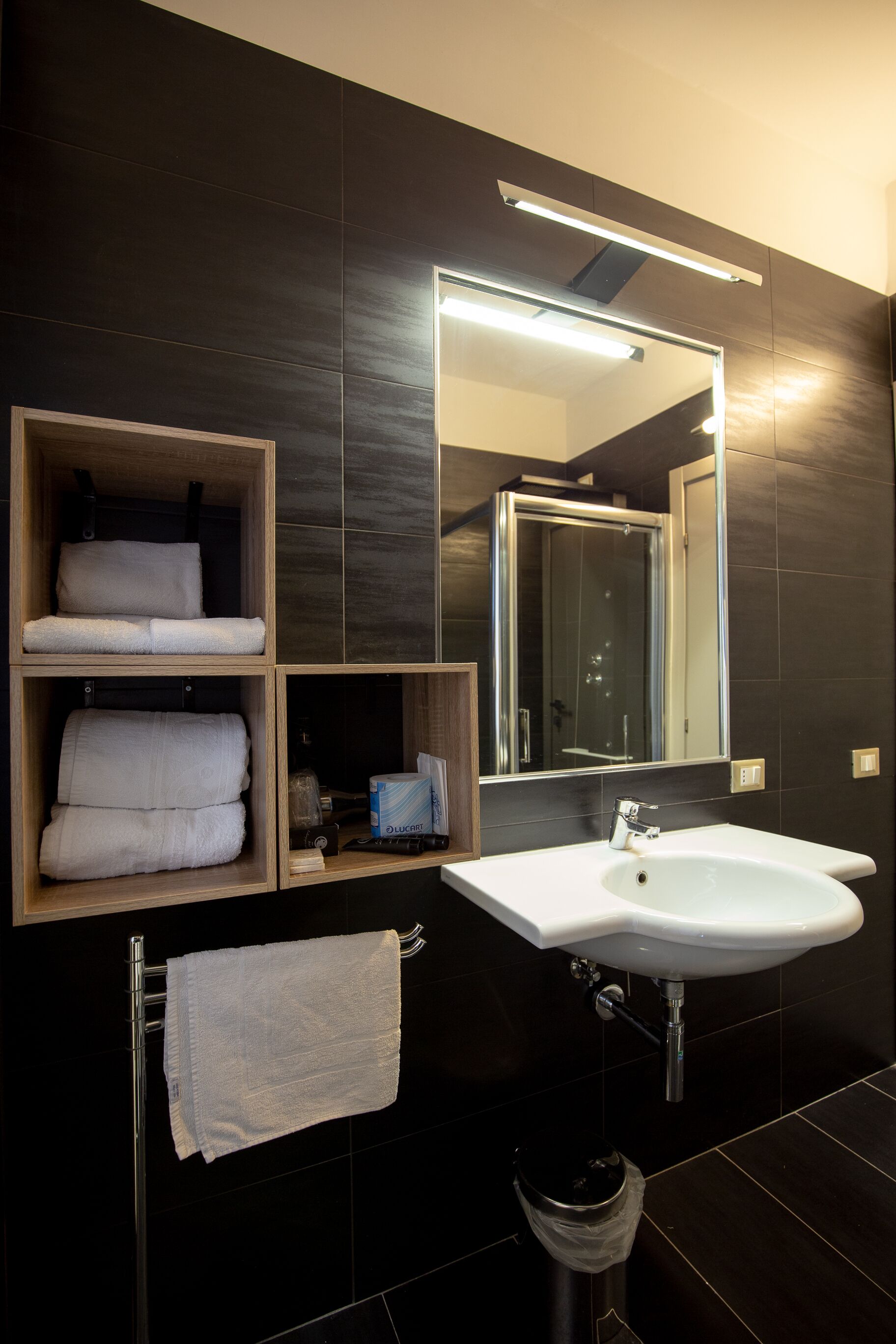 standard room | bathroom | free toiletries, hair dryer, bidet, towels