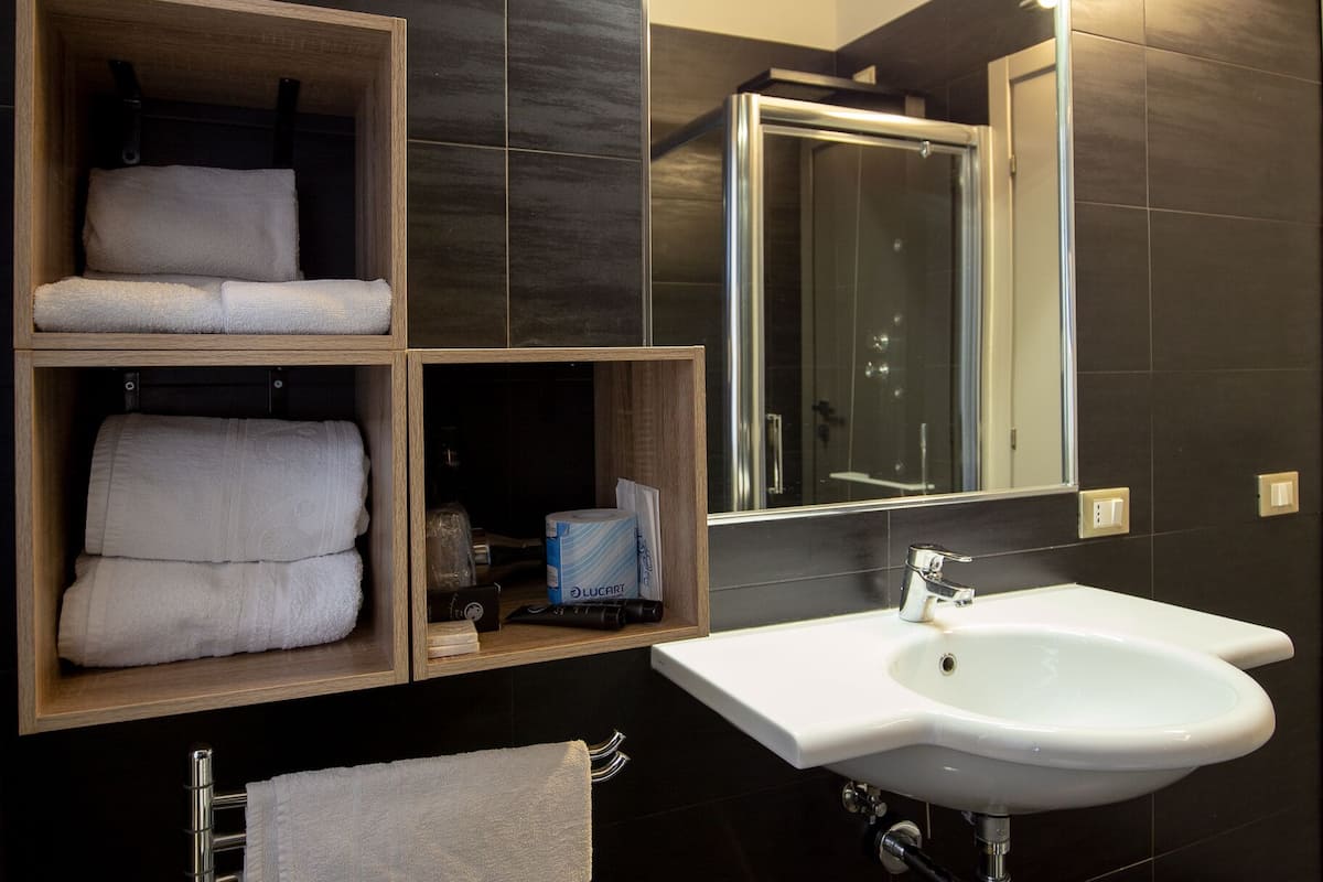 standard room | bathroom | free toiletries, hair dryer, bidet, towels
