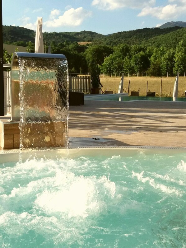 Outdoor spa tub - La Compagnia del Viaggiatore (L'Aquila)