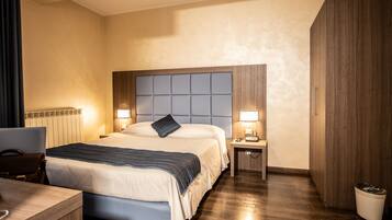 Standard Triple Room | In-room safe, desk, laptop workspace, soundproofing