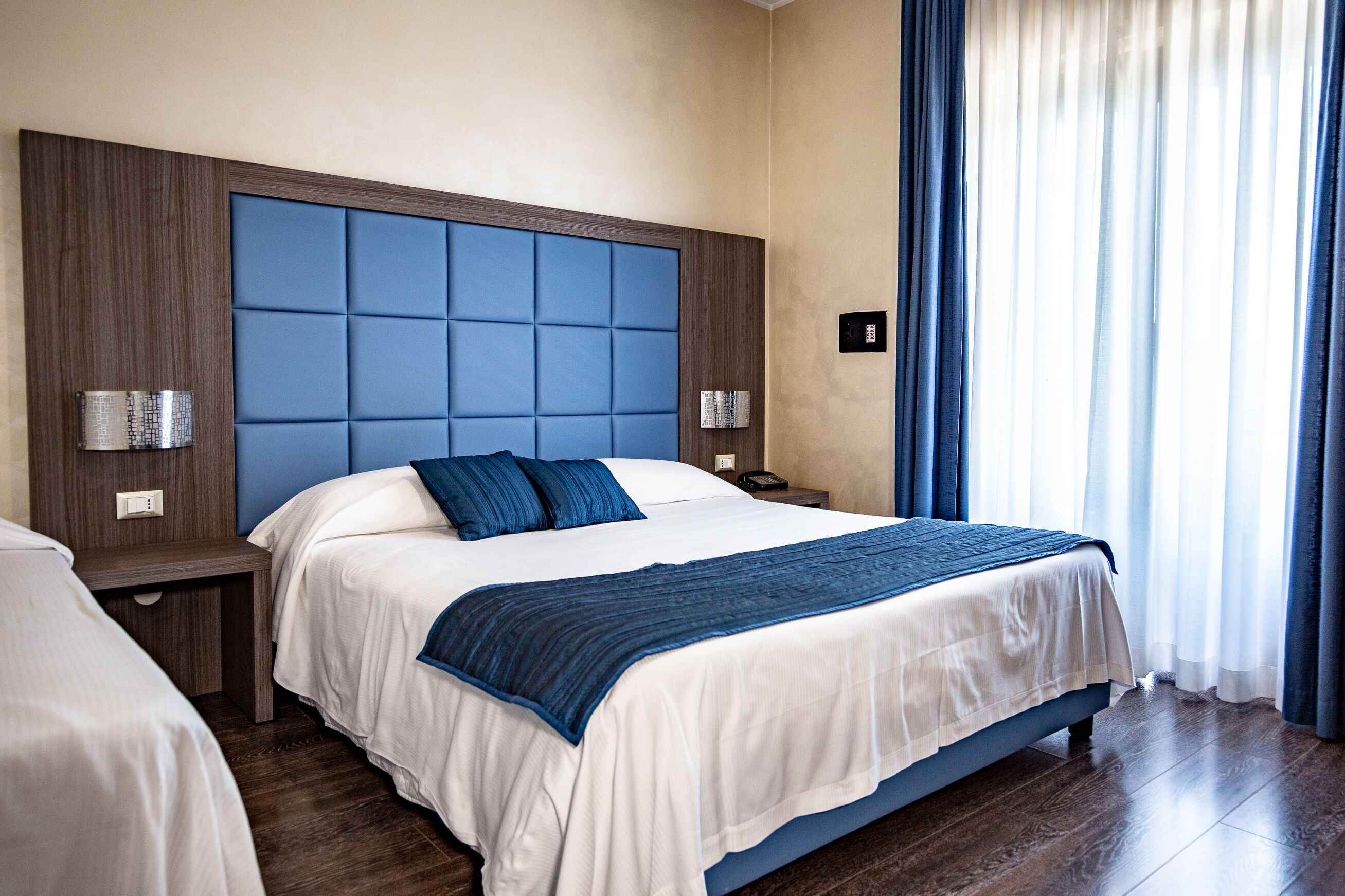 Standard Triple Room | Peti besi dalam bilik, meja, ruang kerja komputer riba, kalis bunyi 