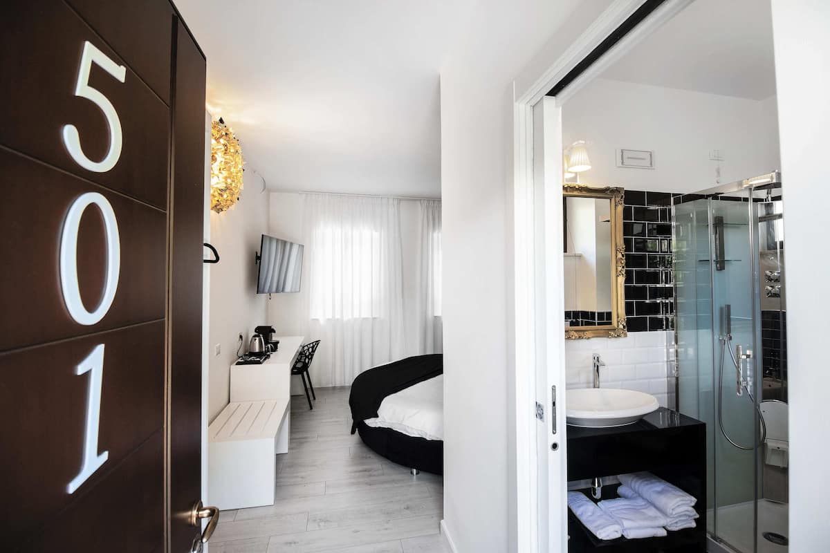 Habitación superior | 1 habitación, caja de seguridad en la habitación y escritorio