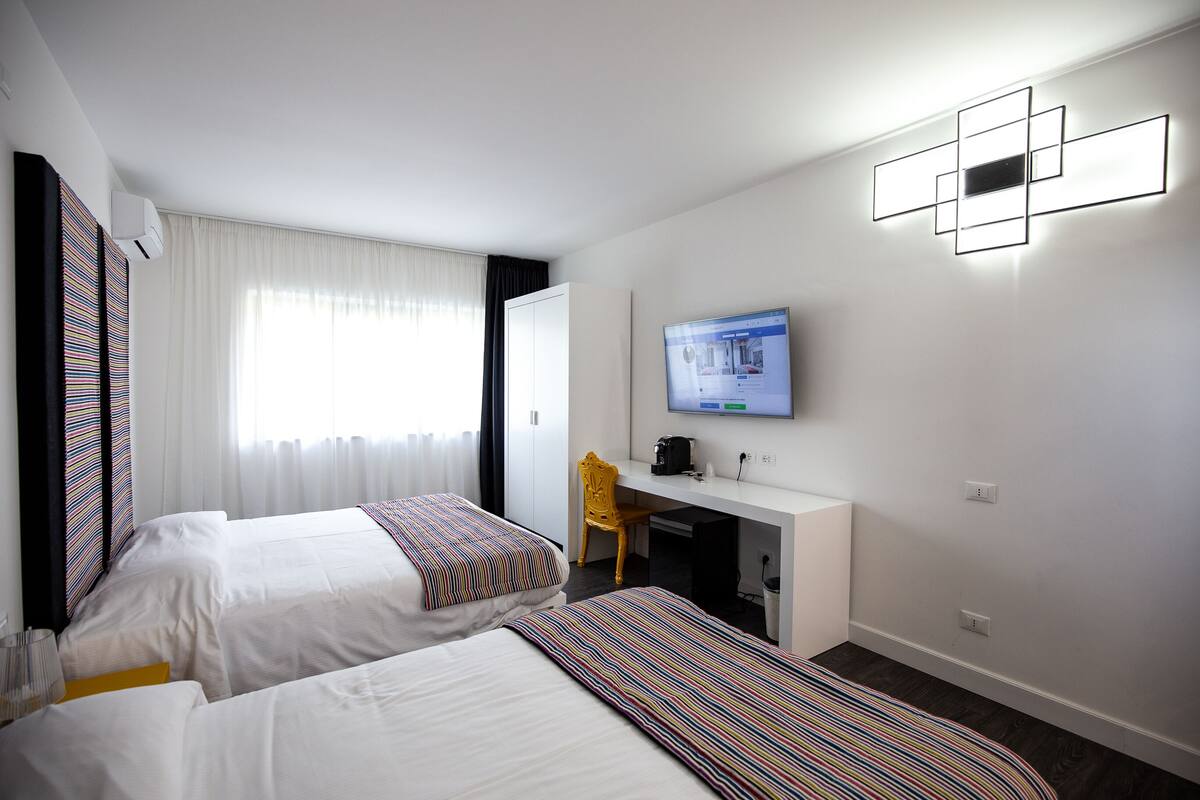 Superior-Vierbettzimmer | Zimmersafe, Schreibtisch, laptopgeeigneter Arbeitsplatz
