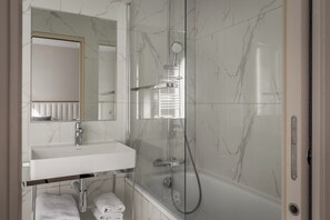 Superior-Zweibettzimmer | Badezimmer | Haartrockner, Handtücher, Seife, Shampoo