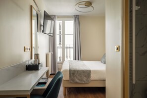 Classic Double Room | Minibar, in-room safe, soundproofing, iron/ironing board - Hôtel Des Deux Avenues (Paris)