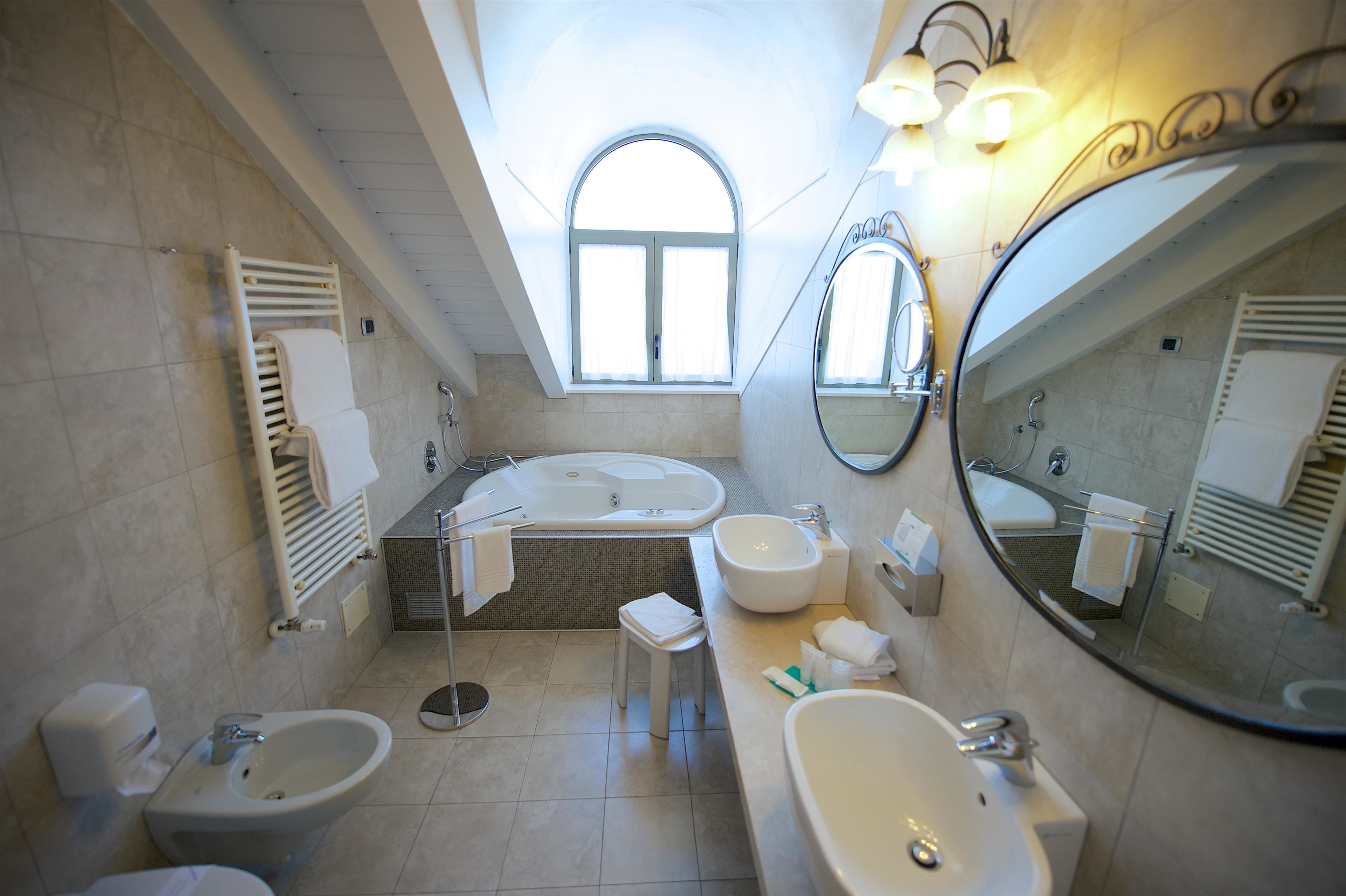 Deluxe Room, 1 King Bed, Non Smoking, Jetted Tub | Bathroom | Free toiletries, hair dryer, bidet, towels