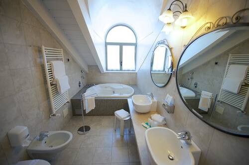 Deluxe Room, 1 King Bed, Non Smoking, Jetted Tub | Bathroom | Free toiletries, hair dryer, bidet, towels