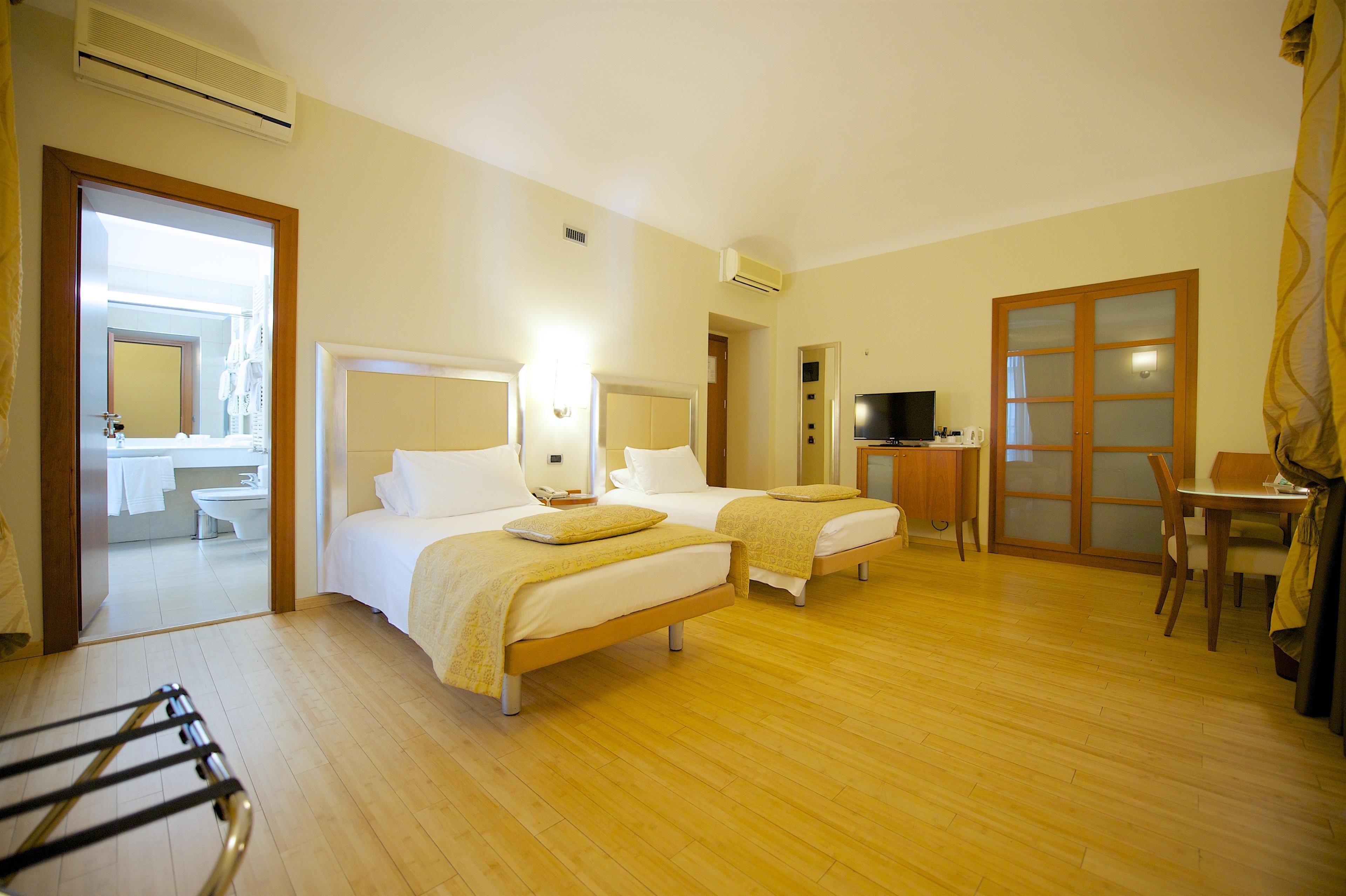 standard room, 2 single beds | 1 bedroom, hypo-allergenic bedding, down duvets, in-room safe