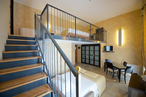 Chambre Familiale, plusieurs lits, non-fumeurs, en mezzanine (Larger Room) | Salle Ă manger