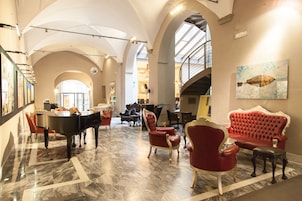 Lobby lounge