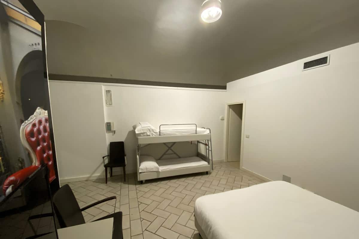 Deluxe Family Room in dependance 101