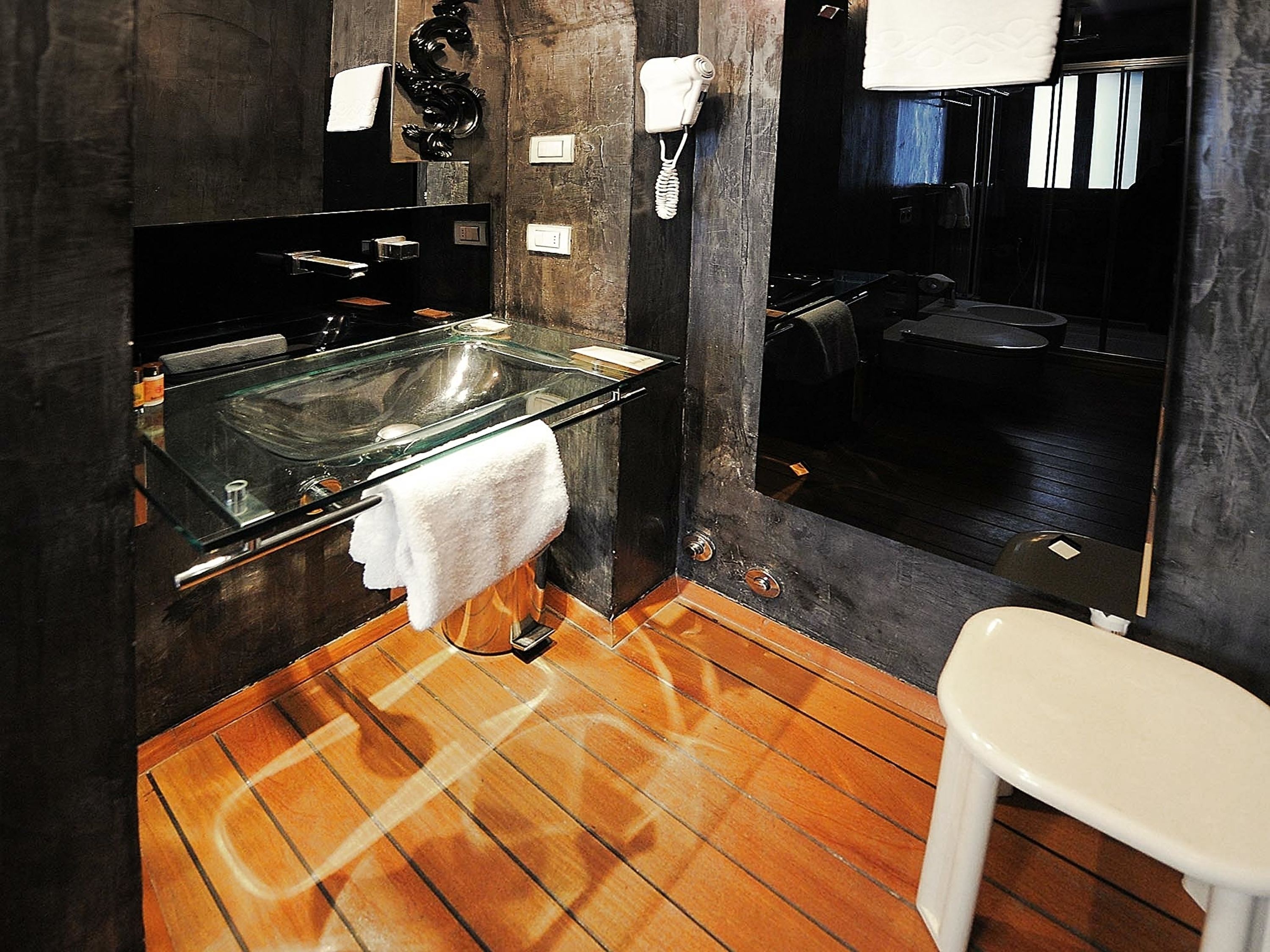 single room | bathroom | shower, rainfall showerhead, free toiletries, hair dryer