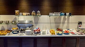 Desayuno buffet (EUR 17 por persona)