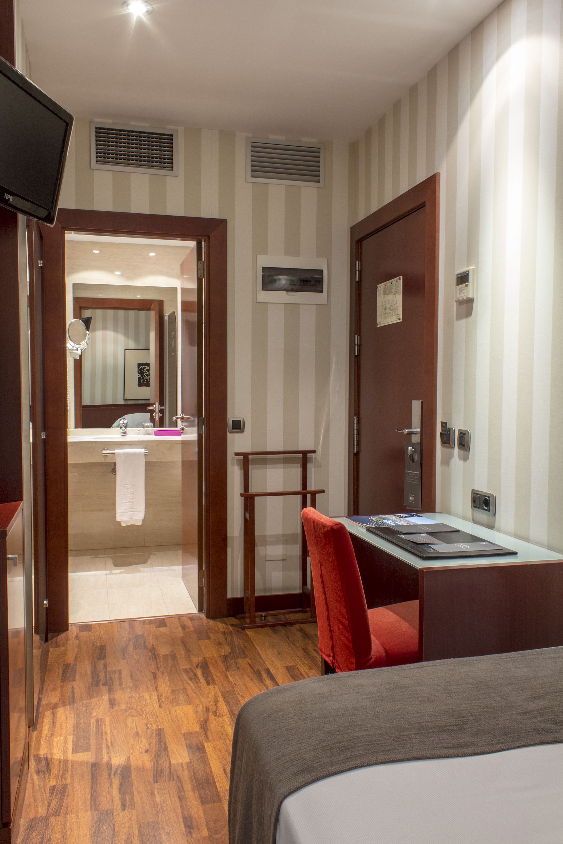 single room | minibar, in-room safe, desk, blackout curtains