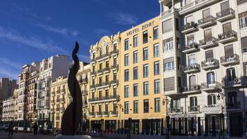 Vista frontal de la propiedad