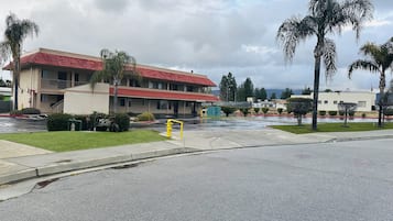 Un edificio con techo rojo y estacionamiento.