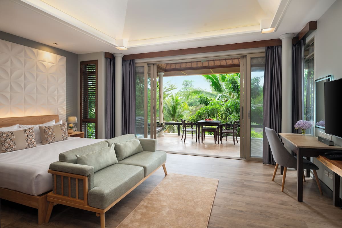 Grand Villa, 1 Bedroom, Bathtub, Mountain View | 1 bedroom, in-room safe, iron/ironing board, free cribs/infant beds