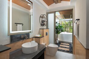 Free toiletries, hair dryer, bathrobes, slippers - Springfield Village Golf & Spa (Cha-am)