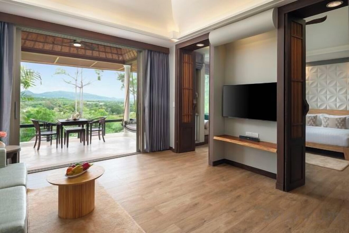 Living area | 27-inch flat-screen TV with cable channels