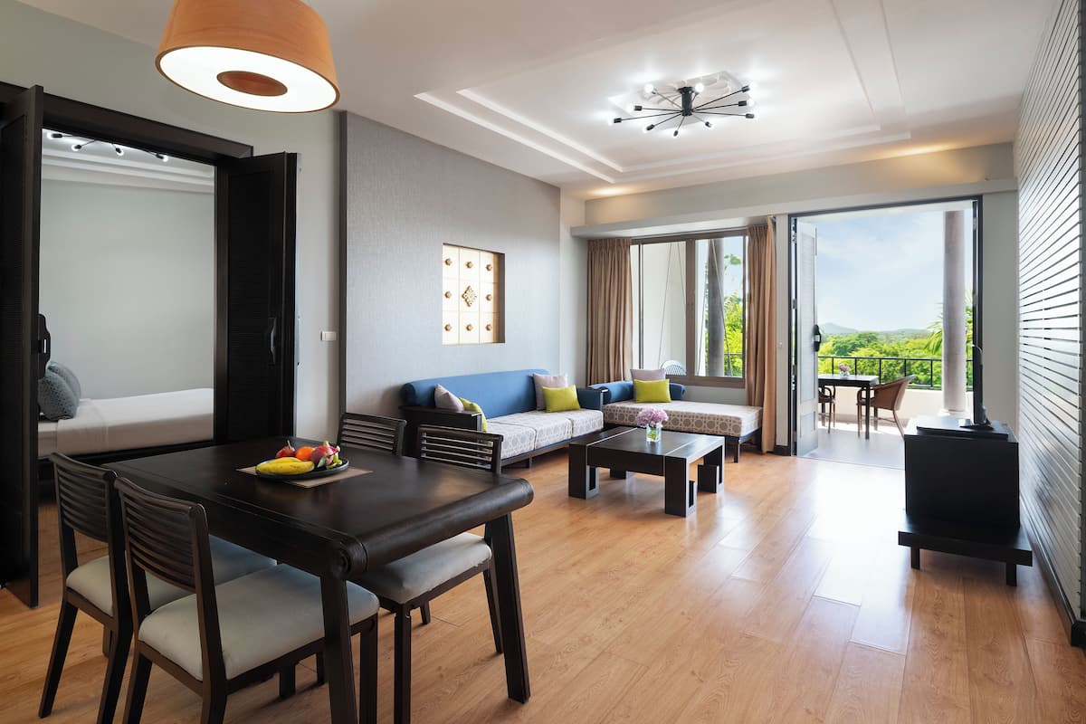 Grand Junior Suite | 1 bedroom, in-room safe, iron/ironing board, free cribs/infant beds