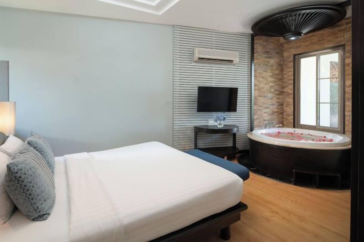 Värdeförvaringsskåp på rummet och strykjärn/strykbräda