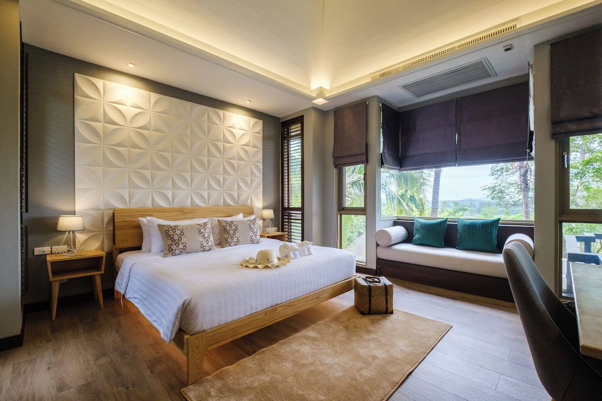 Executive Villa, 1 Bedroom, Bathtub, Mountain View | 1 bedroom, in-room safe, iron/ironing board, free cribs/infant beds