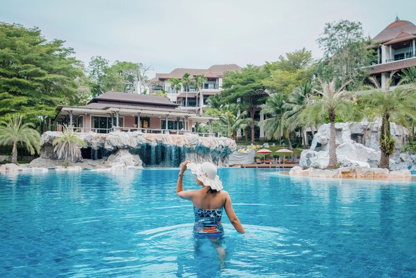 Outdoor pool - Springfield Village Golf & Spa (Cha-am)