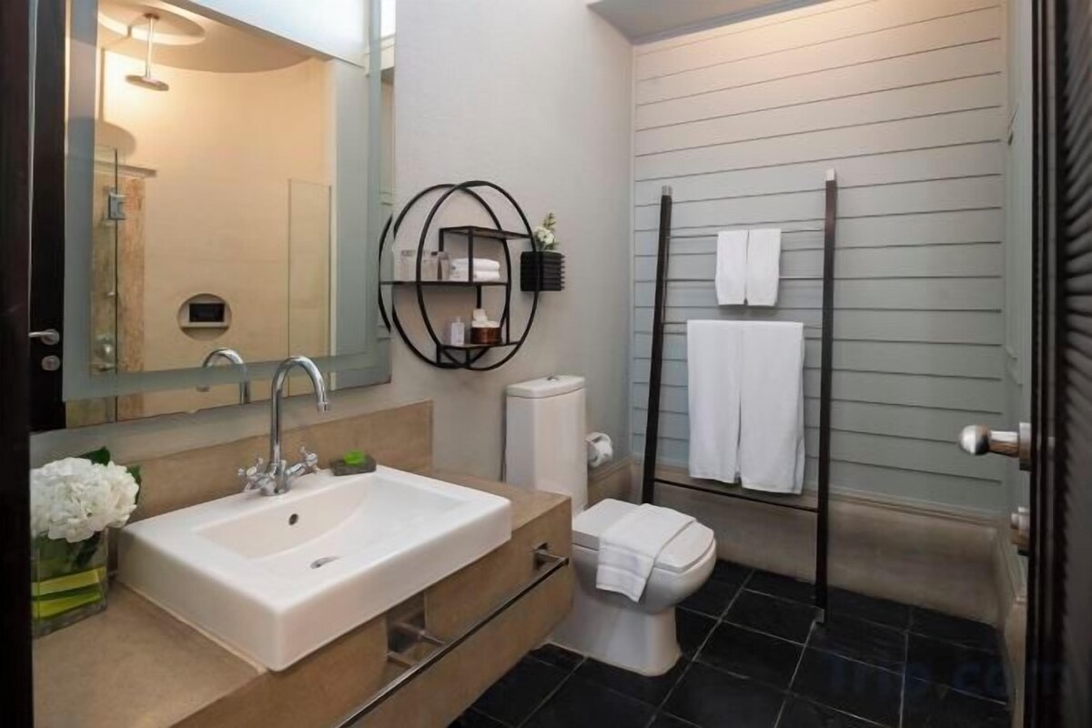 Bathroom | Free toiletries, hair dryer, bathrobes, slippers
