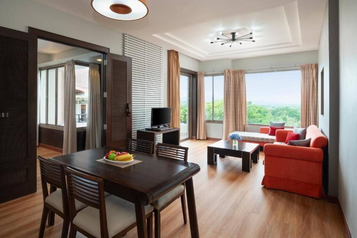 Phòng Suite Junior, 1 phòng ngủ, bồn tắm thủy lực, quang cảnh núi | Két bảo mật tại phòng, bàn ủi/dụng cụ ủi quần áo 