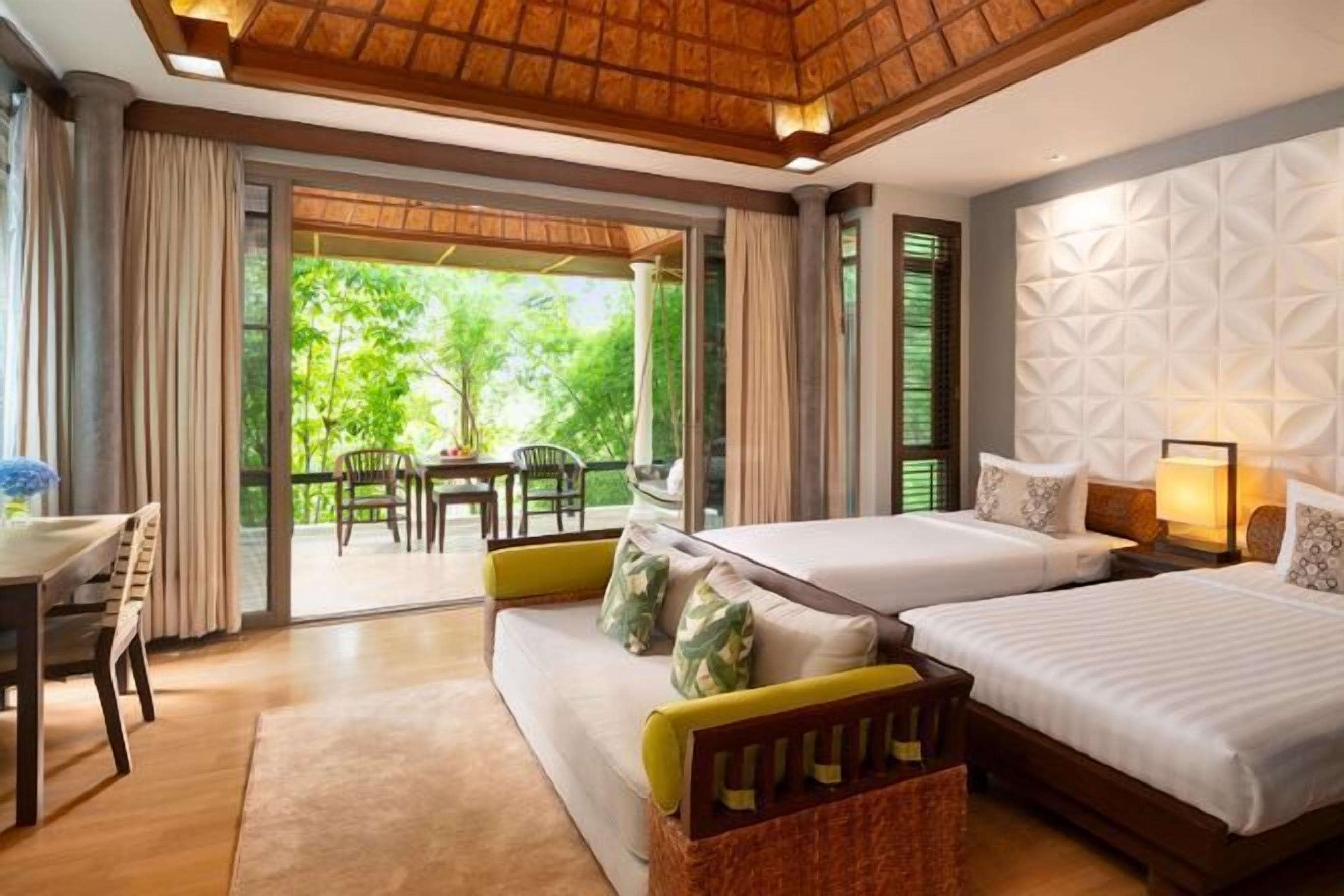 خزنة داخل الغرفة ومكواة/لوح كي وأسرّة أطفال/رضّع (مجانًا)