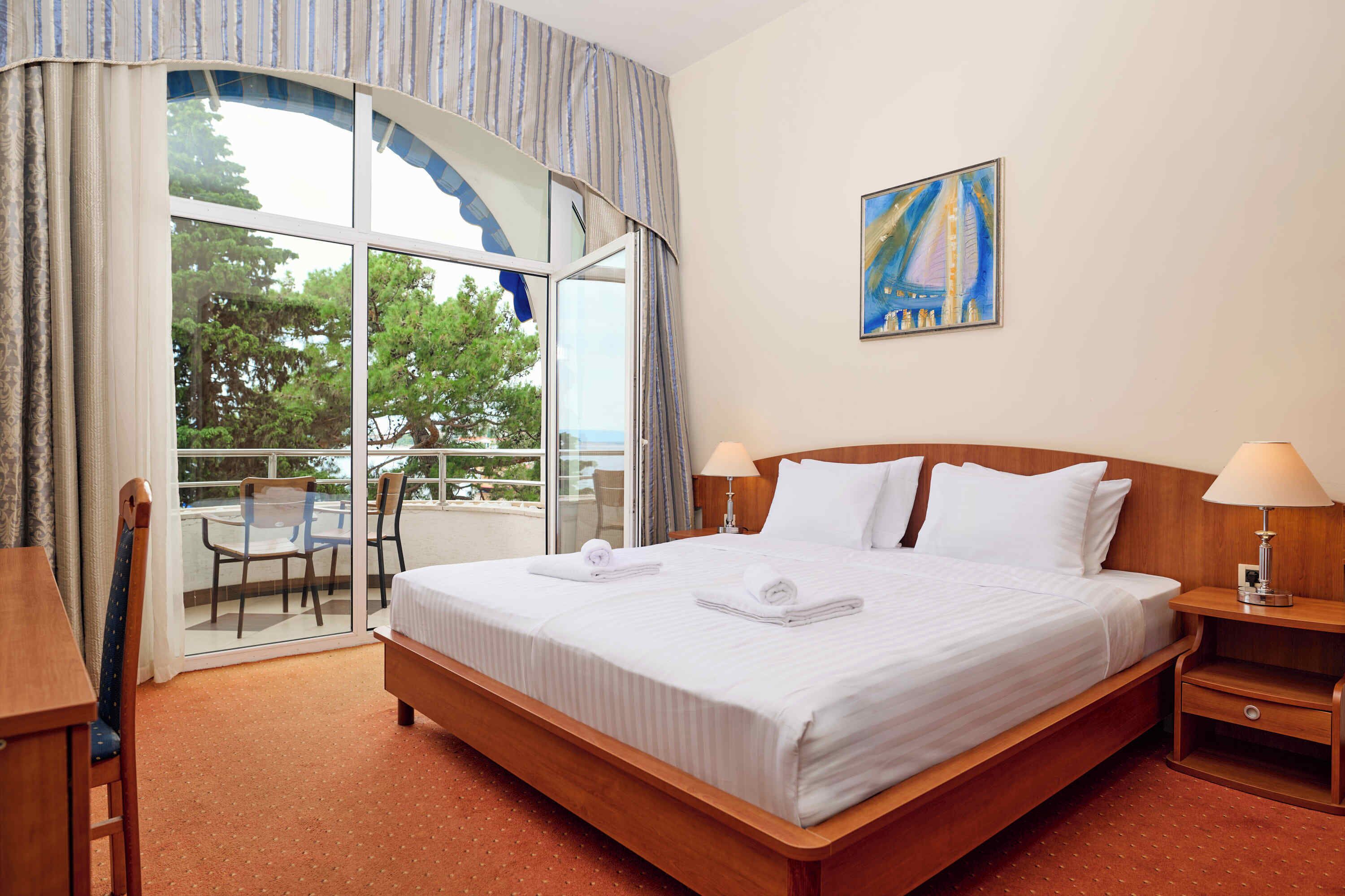 مكتب وستائر تعتيم ومكواة/لوح كي وواي فاي مجانًا