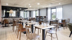 Breakfast, lunch, dinner served; French cuisine  - Campanile NATURE - Mont de Marsan (Mont-de-Marsan)