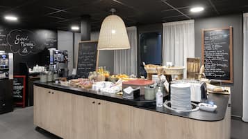 Der serveres morgenmad, frokost, aftensmad og franske retter