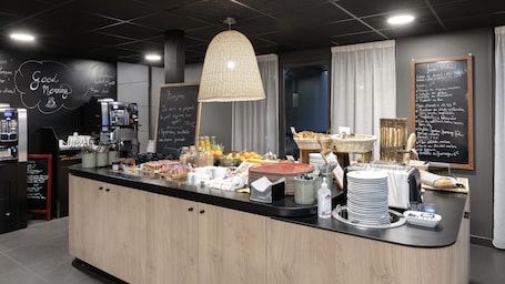 Se sirven desayunos, almuerzos y cenas; cocina francesa