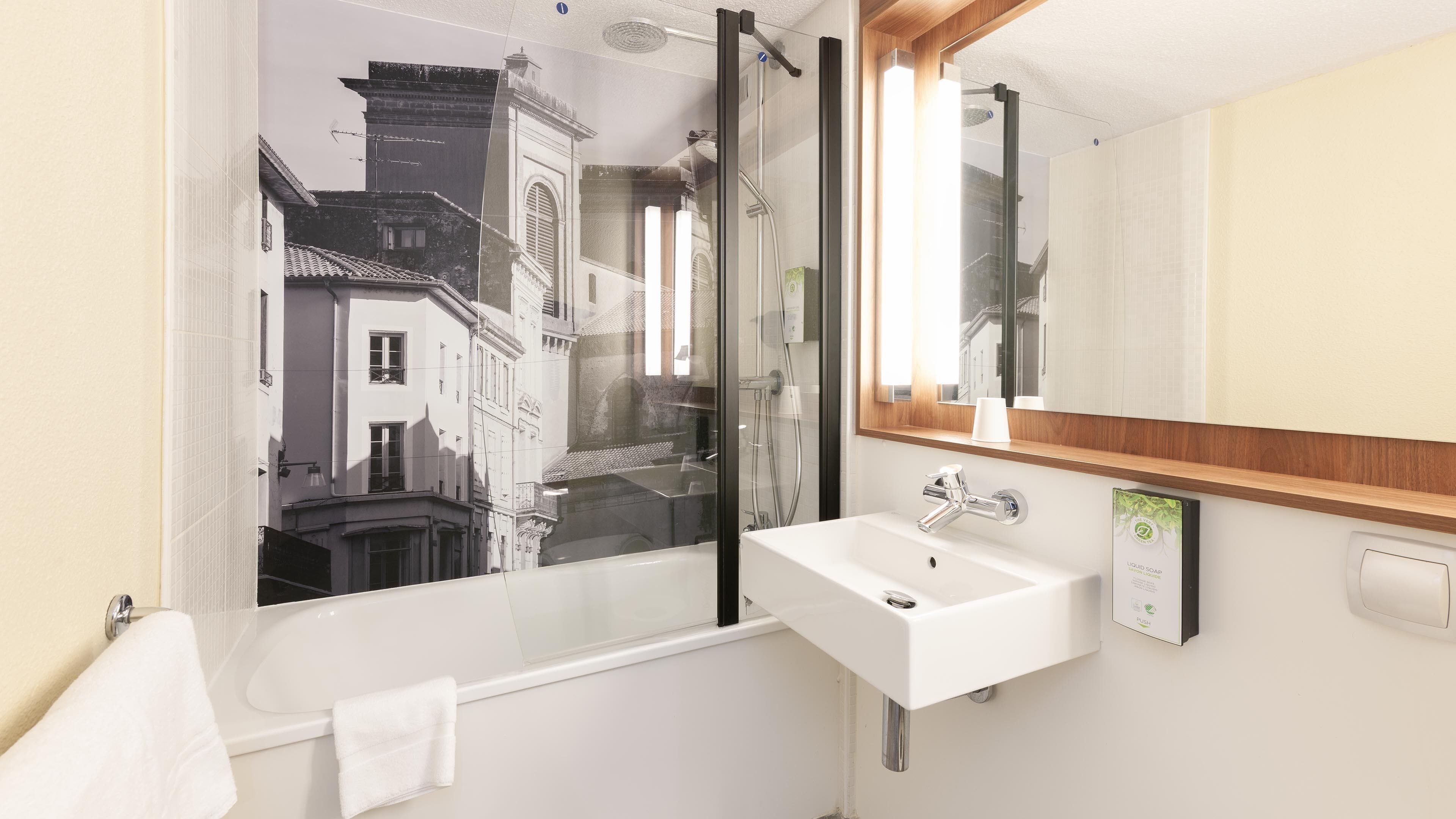 Articles de toilette écologiques, sèche-cheveux, serviettes fournies