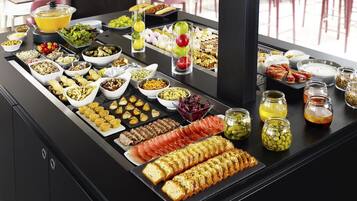 Dagelijks ontbijtbuffet (EUR 13.9 per persoon)