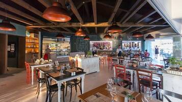 Frokost, middag og brunsj serveres, middelhavsretter