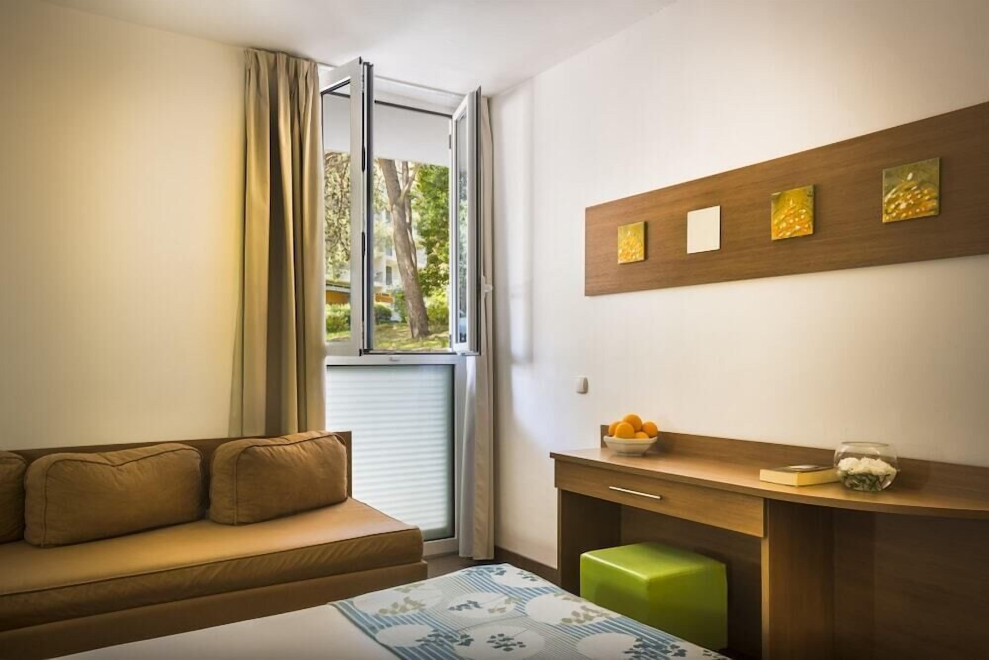 Desk, free WiFi, bed sheets