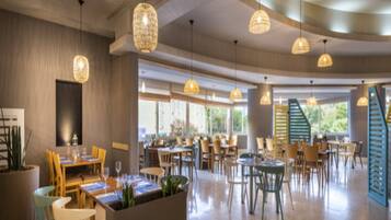 Der serveres morgenmad, aftensmad, brunch og middelhavsretter