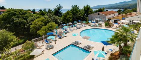 Ulkouima-allas, aurinkovarjoja, aurinkotuoleja