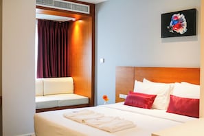 Premier Deluxe Room | Minibar, in-room safe, individually furnished, desk