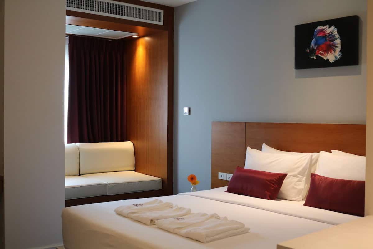 Premier Deluxe Room | Minibar, värdeförvaringsskåp på rummet, unika möbler och skrivbord