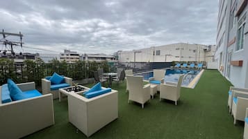 Una piscina al aire libre