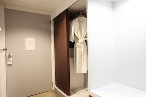 Deluxe Corner | Minibar, värdeförvaringsskåp på rummet, unika möbler och skrivbord