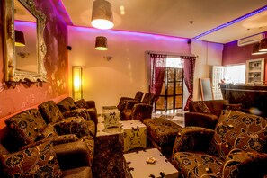 2 Bars/Lounges