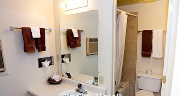 Combined shower/tub, free toiletries, towels