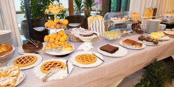 Free daily buffet breakfast