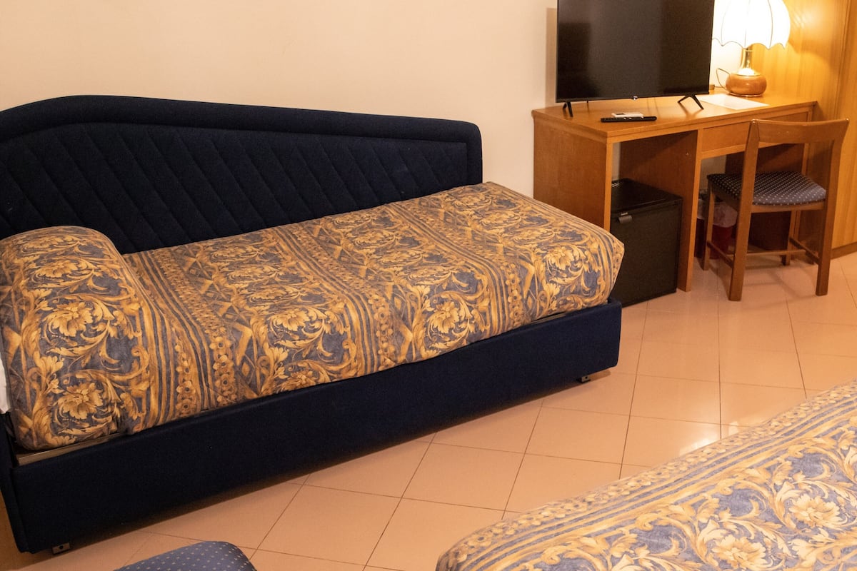 triple room | 1 bedroom, minibar, in-room safe, desk