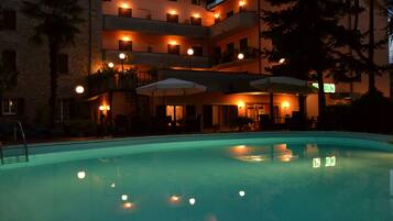 Fassade der Unterkunft – Abend/Nacht