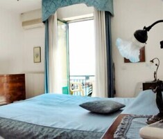 Minibar, caja de seguridad en la habitación y escritorio 